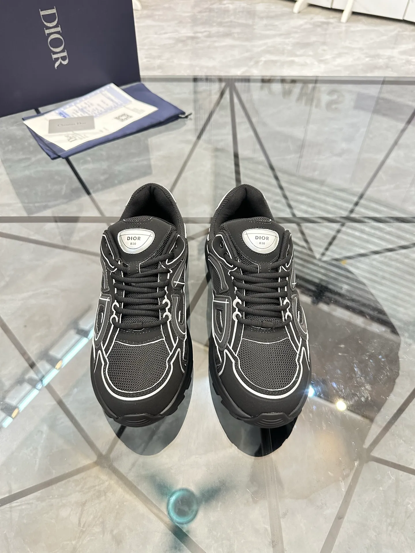 Men's shoes: 💰P400¥ Available in Guangzhou Product trademark: Dior* "Dior*" low-top casual shoes Regular size: 35-46 (can be customized to 47) Couple style Product materials: Upper imported cowhide stitched with original fabric, breathable lining, ultra-light foam original outsole. No.: 007